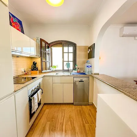 Апартаменты The Sunny Attic Private Attic With Sunny Terrace