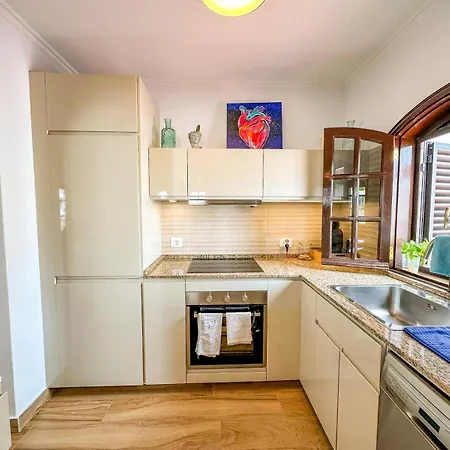 Апартаменты The Sunny Attic Private Attic With Sunny Terrace