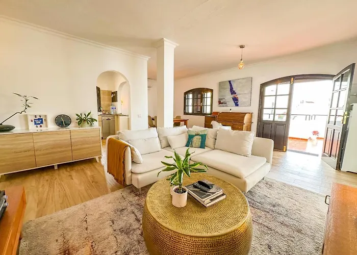 The Sunny Attic Private Attic With Sunny Terrace Апартаменты *