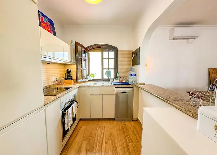 Апартаменты The Sunny Attic Private Attic With Sunny Terrace