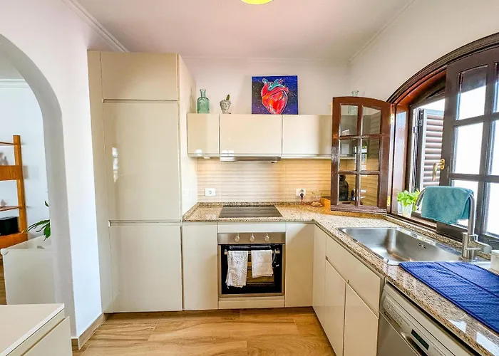 Апартаменты The Sunny Attic Private Attic With Sunny Terrace