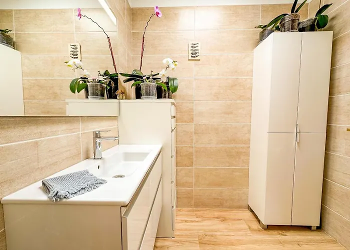 The Sunny Attic Private Attic With Sunny Terrace Апартаменты *